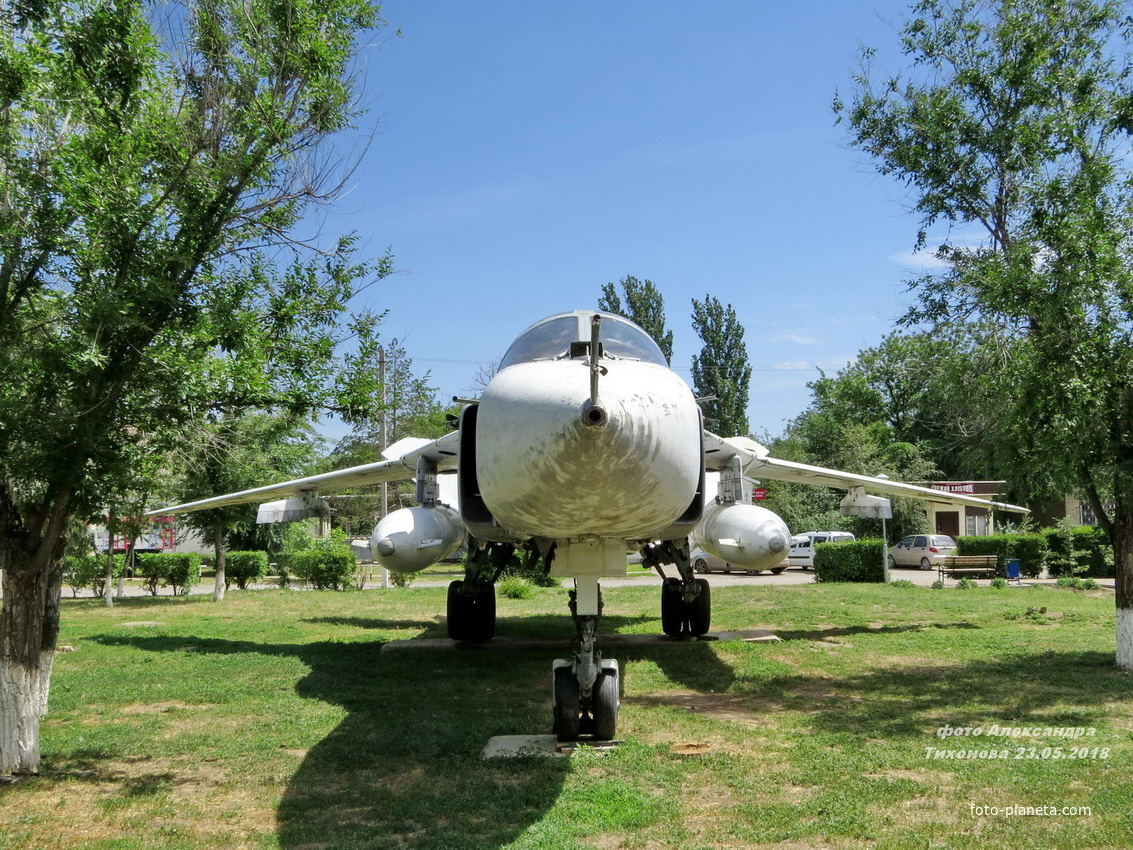 памятник-самолет в сквере