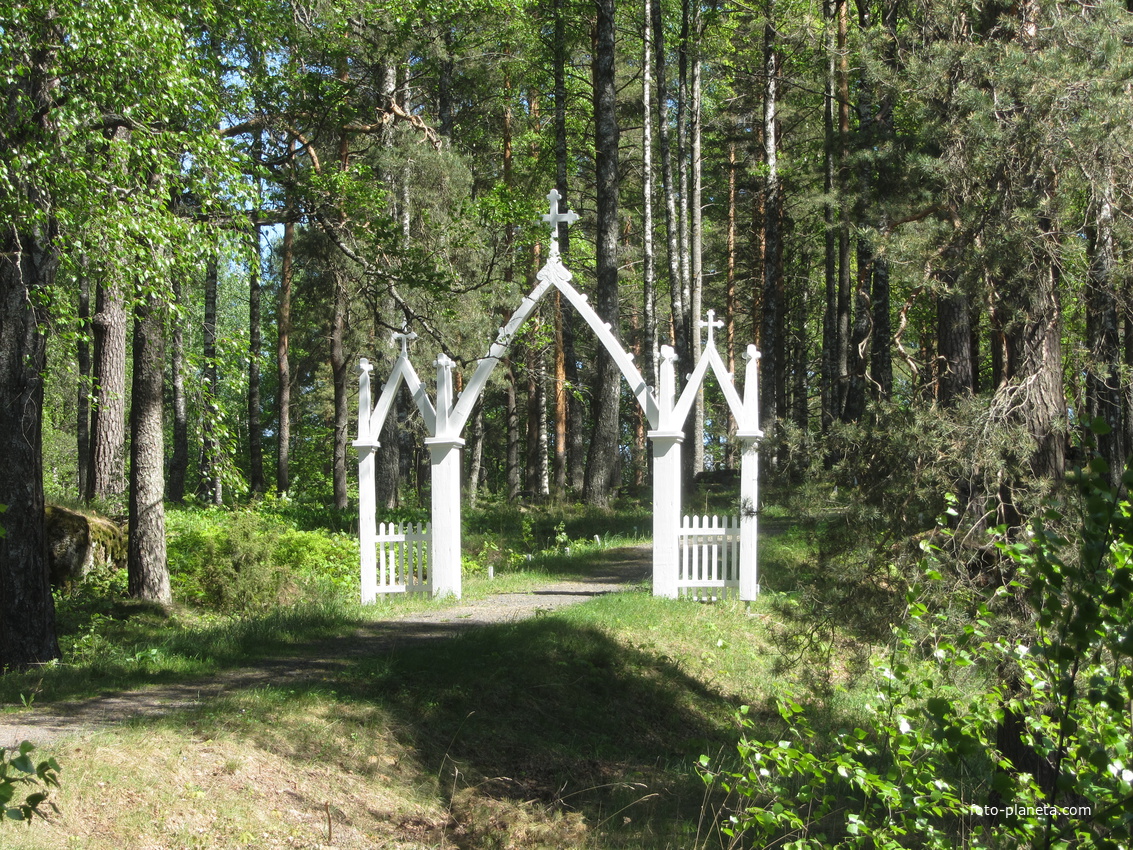 Церковные ворота, восстановленные в 1996 году