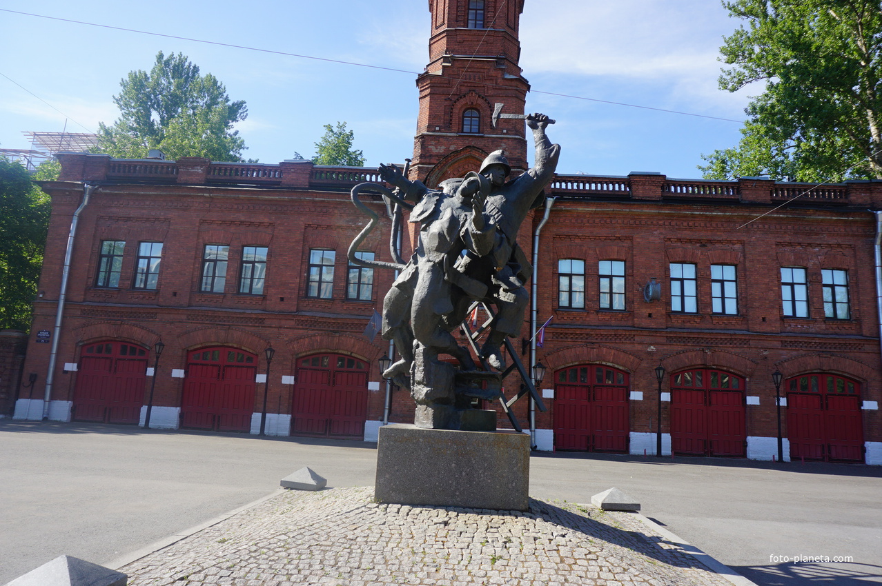 Памятник пожарным.
