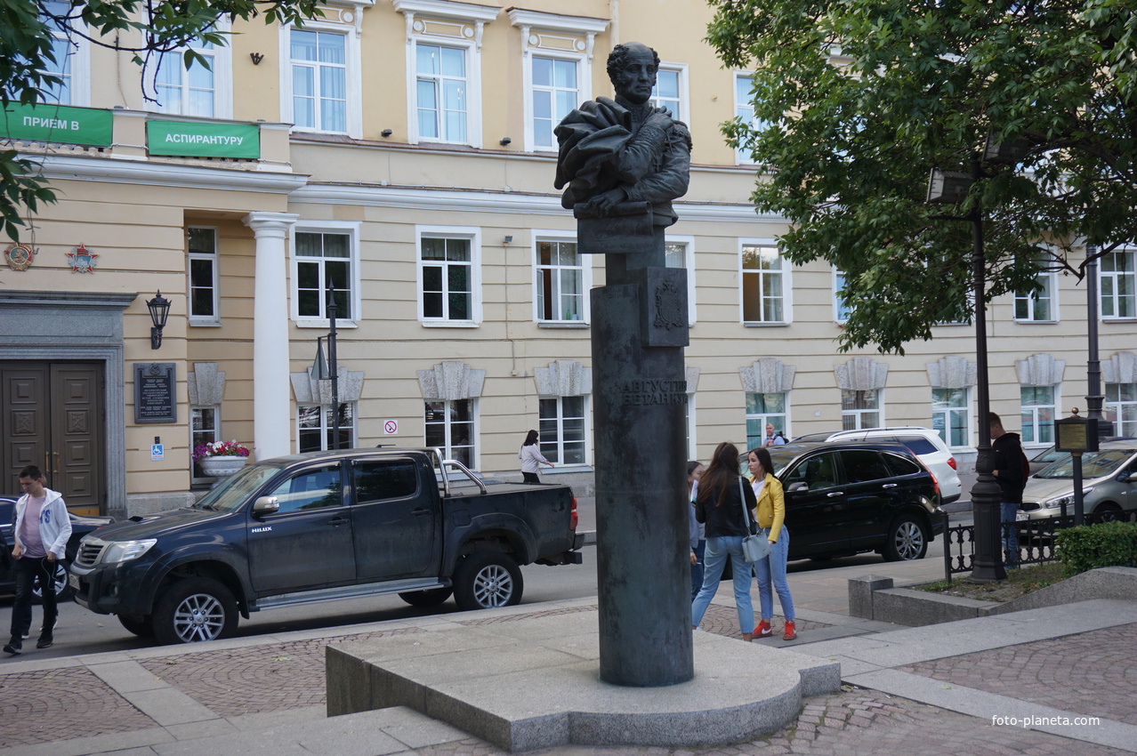 памятник Бетанкуру.