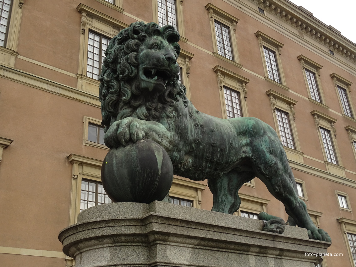 Скульптура льва перед Королевским дворцом