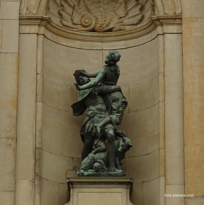 Скульптура на Королевском дворце