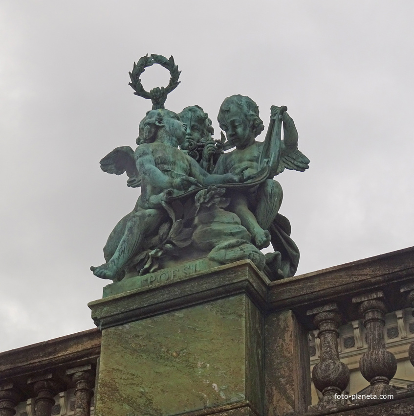 Скульптура на стене сада Королевского дворца